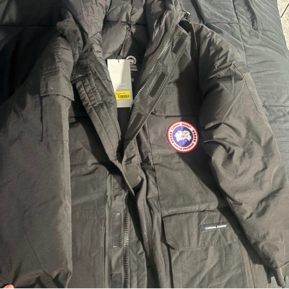 Canada Goose Men's Black Puffer Jacket - Picture 2 of 8